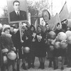 Советские трудящиеся на ноябрьской демонстрации. середина 1960-х