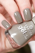Модный маникюр c гель-лаком Essence The Gel Модный маникюр c гель-лаком Essence The Gel