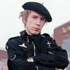 Солист британской панк-группы Sex Pistols Джон Лайдон,в костюме Vivienne Westwood & Malcolm McLaren 1976 год Солист британской панк-группы Sex Pistols Джон Лайдон,в костюме Vivienne Westwood & Malcolm McLaren 1976 год