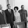 Американский космонавт Фрэнк Борман и советский космонавт Герман Титов с женами в Кремле, 1969 г. Мода 1960-х годов