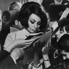Софи Лорен раздает автографы во время москавского кинофестиваля, 1965 г.