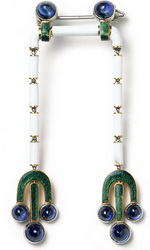 Брошь из золота и платины с сапфирами огранки кабошон и эмалью, Cartier, 1913 Брошь из золота и платины с сапфирами огранки кабошон и эмалью, Cartier, 1913