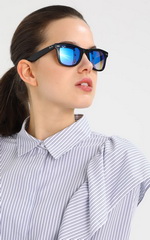 Солнцезащитные очки модель wayfarer