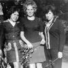  Слева костюм с курткой-блузоном и мини-юбкой на пуговицах, 1970-е