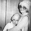 Мода СССР. Вязаные шапочки с отворотами.  Актриса Наталья Белохвостикова с дочкой Наташей,  1970-е