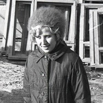 Мода СССР - мохеровая шапочка и  шапочка,  связанная  крючком вытянутыми петлями, 1970-е