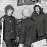 Мода СССР - мохеровая шапочка и  шапочка,  связанная  крючком вытянутыми петлями, 1970-е