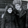 оветская мода, дубленка. Фигуристы Ирина Роднина и Александр Зайцев, в центре телеведущий Владимир Ухин, 1970-е оветская мода, дубленка. Фигуристы Ирина Роднина и Александр Зайцев, в центре телеведущий Владимир Ухин, 1970-е