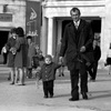 Советская мода. Многие по-прежнему носят плащ-болонью, 1972 год Советская мода. Многие по-прежнему носят плащ-болонью, 1972 год