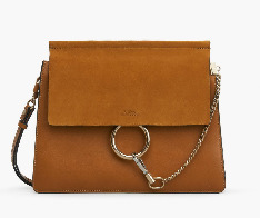 Хитовая модель бренда Chloe- Faye.  Сумка в форме конверта с тремя отделениями  появилась в 2015 и зразу же стала желанной у девушек во всем мире.  Faye снабдили удобным тоненьким длинным ремешком для ношения на плече и эффектной пряжкой-кольцом, которая накрепко цепью соединяет отлетной верхний клапан сумки с ее боковиной.