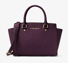 Очень популярная трапециевидная сумка Selma  бренда Michel Kors – стала предметом обожания модниц всего мира. Она выполнена из натуральной кожи, при этом бренд представляет данный аксессуар в нескольких вариациях: однотонные из тисненой кожи Saffiano, простеганные, с принтами. 