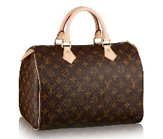  Speedy  Bag остается самой культовой из сумок Louis Vuitton. Ее часто называют докторским саквояжем за сходство с соответствующим предметом. Классическая версия сделана из кожи с монограммами в виде перекрещенных букв LV, но эту модель также делают из однотонной кожи или из кожи с принтом «шахматная доска».  Она бывает трех размеров: Speedy 25,, Speedy 30, Speedy35. Самой популярной из них, безоговорочно, остается Speedy 30.