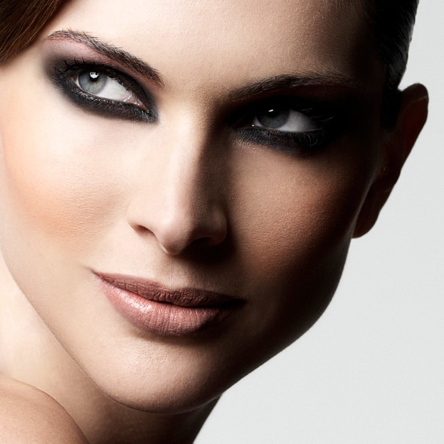 Макияж в стиле smoky eyes стал классикой. Предлагаем за 30 минут овладеть техникой нового варианта макияжа с эффектом «дымчатых глаз». 