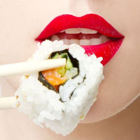 Где можно попробовать вкусные роллы и суши по акции в Тюмени?