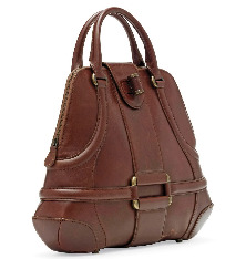 В отличие от сумок Hermes или Gucci, которым понадобились годы, чтобы завоевать заслуженную популярность, Novak от Alexander McQueen мгновенно получила статус культовой. Впервые она была представлена в коллекции 2005 года.  Сумка названа в честь американской кинодивы 50-х годов, хичкоковской блондинки  Ким Новак. Звезда триллера «Головокружение» была любимой актрисой  дизайнера Александра Маккуина.  
