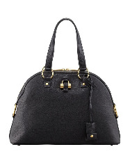 Модному дому Yves Saint Laurent создать свою культовую сумку удалось только в 2006 году. Прототипом самой популярной сумочки от YSL стала самая обычная сумка для боулинга. Модель, получившая имя Muse, имеет две упругие ручки, жесткий каркас, а по форме напоминает закругленную трапецию. Что в ней особенного спросите Вы? Отличительная черта сумочки - декоративная строчка, из которой в центре изделия "складывается" буква Y - своего рода печать мастера, которая говорит сама за себя. Именно поэтому фирменному знаку можно отличить настоящую сумку от подделки. Если буква Y вышита криво или отсутствует, перед вами дешевая копия. Вариации материалов и фактур, из которых изготавливается сумка множество, каждая девушка найдет то, что ей понравится.