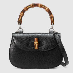 Gucci Bamboo Bag. В 1947 году Модный Дом Gucci создал дамский ридикюль с бамбуковой ручкой. Мастера не случайно выбрали именно бамбук, у сумок того  времени постоянно изнашивались ручки, поэтому материал требовался прочный. Бамбук стал прекрасным решением. Этот материал был доступен и износостоек. Такая сумка сразу же стала пользоваться популярностью у модниц, став  культовой  по всему миру. 