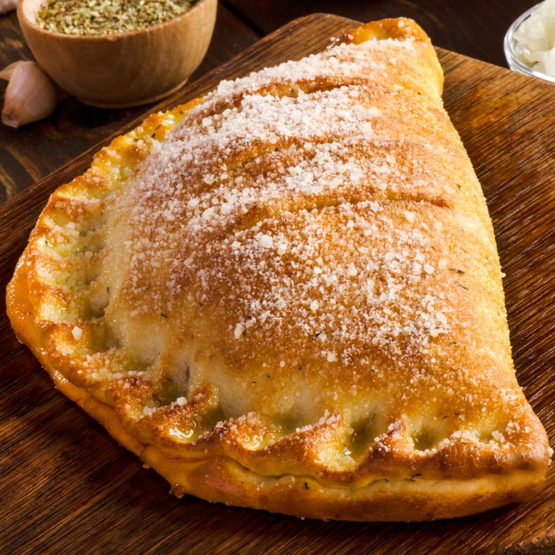 Кальцоне - самая ароматная из всех пицц