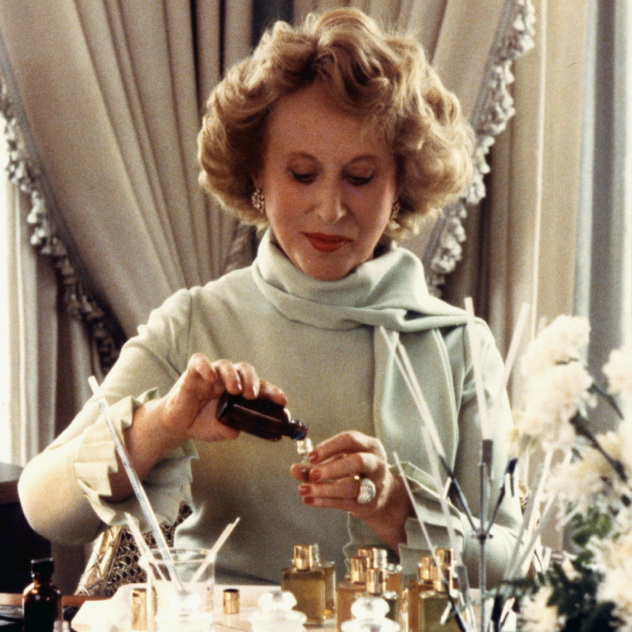 Бренд Estee Lauder в России знают давно и, не задумываясь, называют парфюмерным Домом, хотя прежде всего это косметическая империя, где парфюмерия - не главное направление. В парфюмерную индустрию Эсте вошла, следуя примеру Франсуа Коти