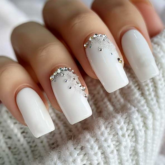 Новогодний маникюр со стразами unghie-natalizie11-1200-506.jpg