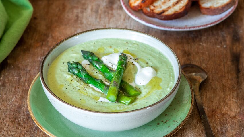 Суп-пюре: четыре изысканных рецепта с морепродуктами veloute-d-asperges-aux-orties.jpeg