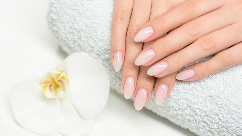 manucure-decouvrez-la-milky-mani-la-tendance-pour-ongles-a-ne-pas-manquer-en-2022.jpeg