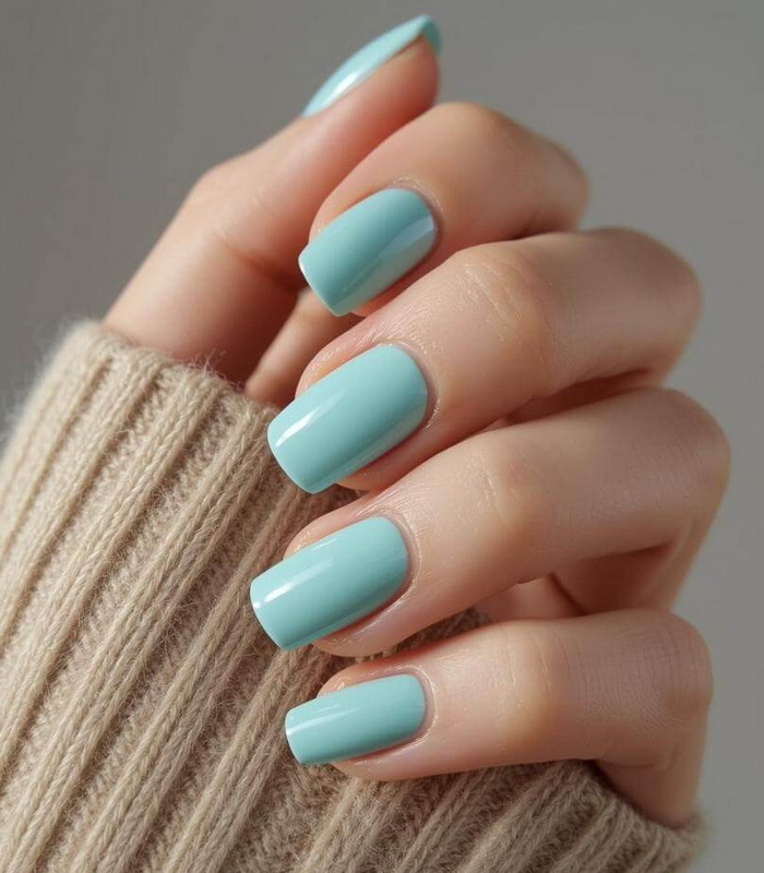 Однотонный голубой маникюр blue1.jpg
