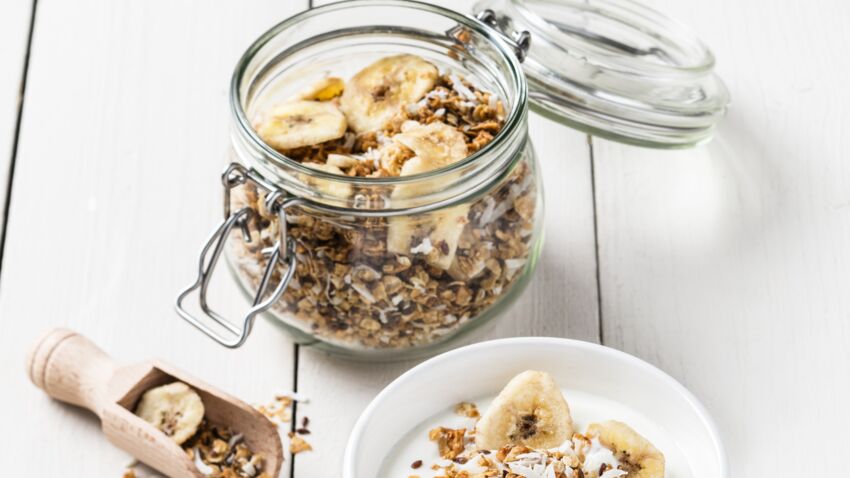 Домашние мюсли с ягодами, семечками и орехами granola-a-la-banane-et-a-la-noix-de-coco.jpeg