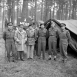 Монтгомери посещает канадские войска. Третий слева, рядом с канадским генералом Крираром одетым в даффлкот, 1945 год