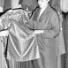 Покупательница в плаще болонья. Варшава, 1960-е Покупательница в плаще болонья. Варшава, 1960-е
