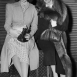 Глория и Гертруда Вандербильт с чемоданом Louis Vuitton, 1945 год Глория и Гертруда Вандербильт с чемоданом Louis Vuitton, 1945 год