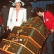 Джоан Коллинз с чемоданами Louis Vuitton, 1980-е Джоан Коллинз с чемоданами Louis Vuitton, 1980-е