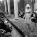 Вера Аралова комментирует показ мод в ОДМО перед участниками Национальной промышленной выставки США, Москва, 1959 г Вера Аралова комментирует показ мод в ОДМО перед участниками Национальной промышленной выставки США, Москва, 1959 г