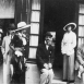 Коко Шанель и Бой перед модным магазином в Довиле, 1913 г. Коко Шанель и Бой перед модным магазином в Довиле, 1913 г.